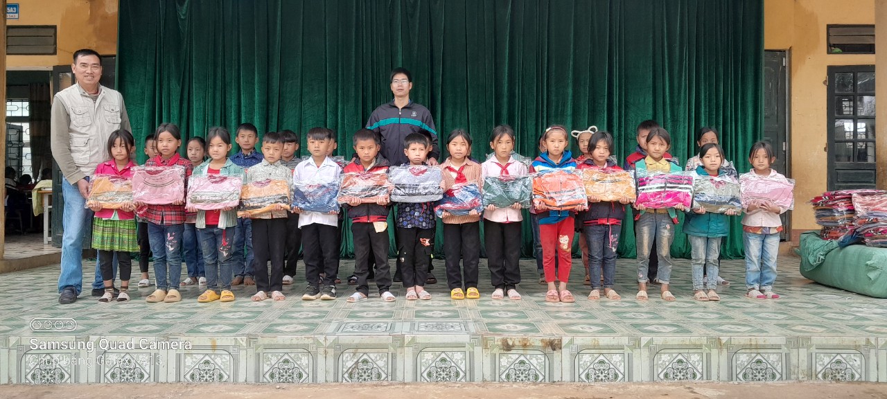 TRAO TẶNG ÁO ẤM CHO HỌC SINH - TRƯỜNG PTDTBT TIỂU HỌC QUANG TRUNG