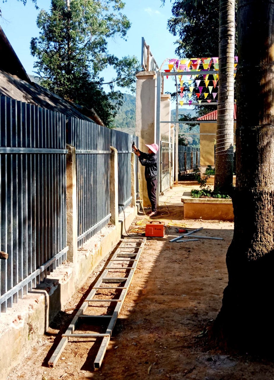 TU SỬA CƠ SỞ VẬT CHẤT, CHĂM SÓC BỒN HOA CÂY CẢNH CỦA THẦY VÀ TRÒ TRƯỜNG PTDTBT TH QUANG TRUNG
