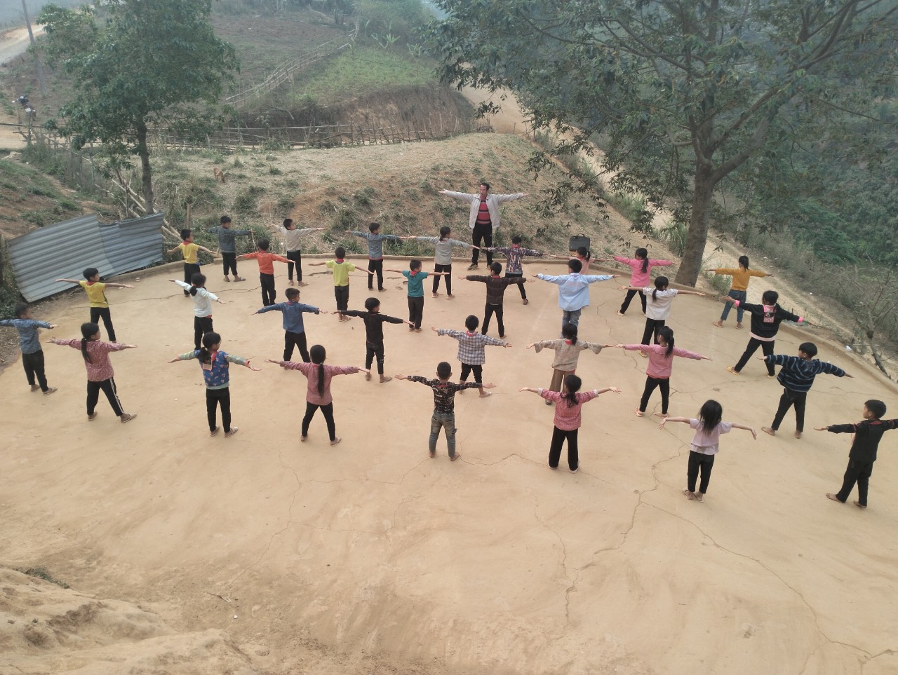 GIỜ HỌC THỂ DỤC LỚP 3a3 TRƯỜNG PTDTBT-TH QUANG TRUNG