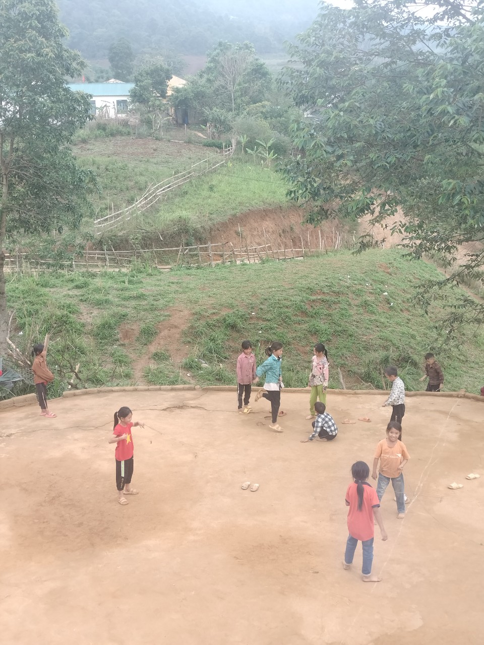 GIỜ RA CHƠI CỦA CÁC EM HỌC SINH TRƯỜNG PTDTBT TH QUANG TRUNG